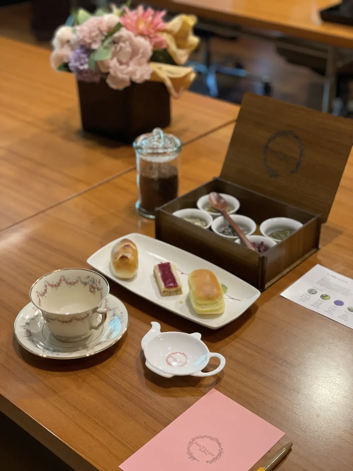 개인별 티 재료 박스와 다과 플레이트가 함께 세팅된 근접 컷