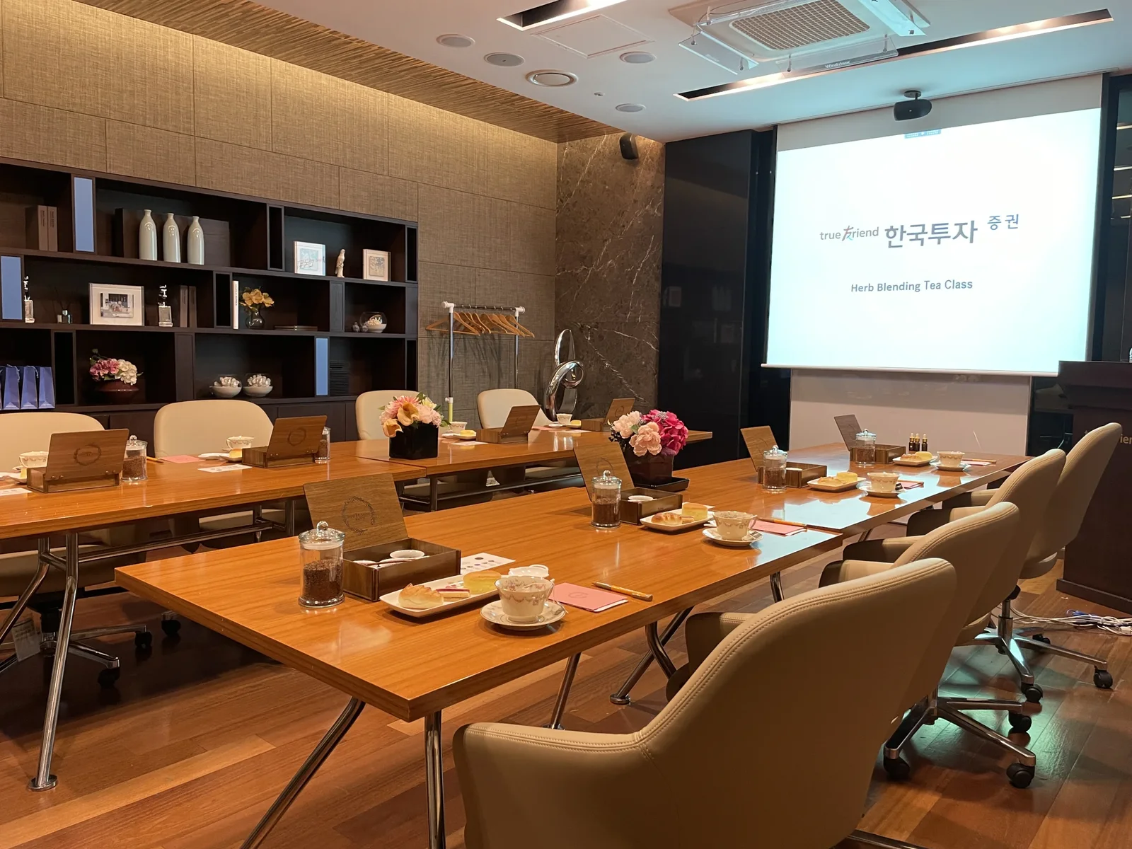 다수 테이블에서 동시에 진행되는 임직원 티블렌딩 팀빌딩 클래스 전경